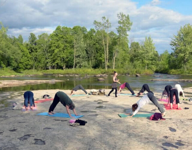 Cours de yoga aux galets au parc du Pied du courant